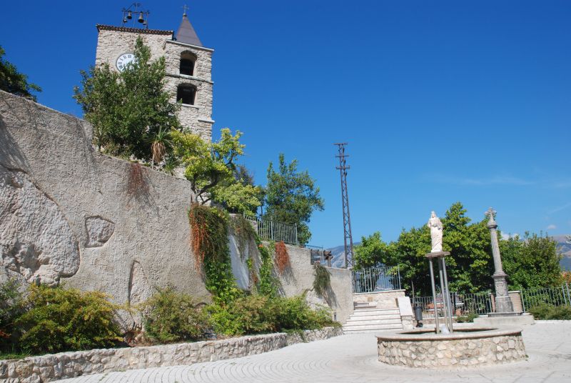 Der Glockenturm und der Uhrenturm. — Oliveto Citra