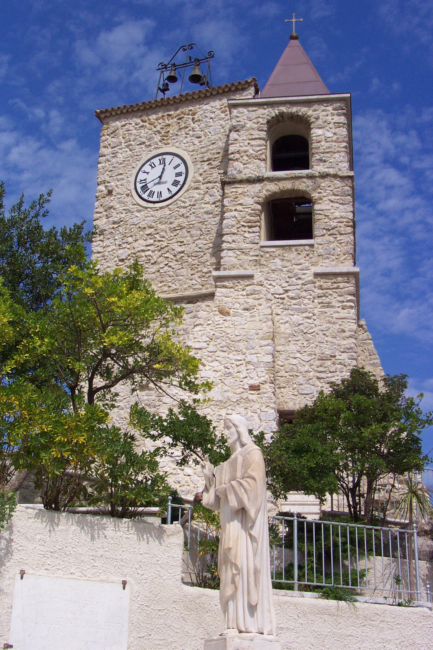 Der Glockenturm und der Uhrenturm. - Oliveto Citra | Secret World Trip Planner