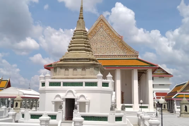 Wat Kalayanamit Woramahawiharn - Khet Thon Buri | Secret World Trip Planner