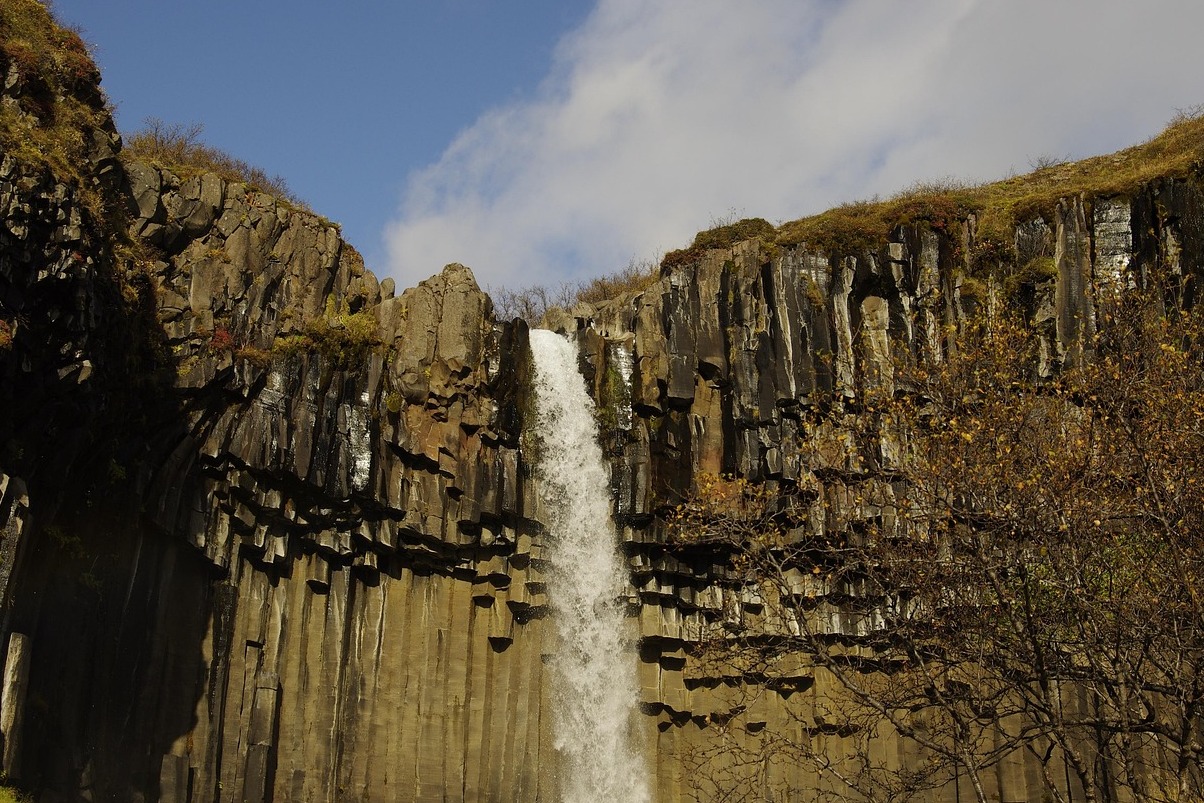 Skaftafell Park | Der atemberaubende Wasserfall Svartifoss - 8 | Secret World Trip Planner