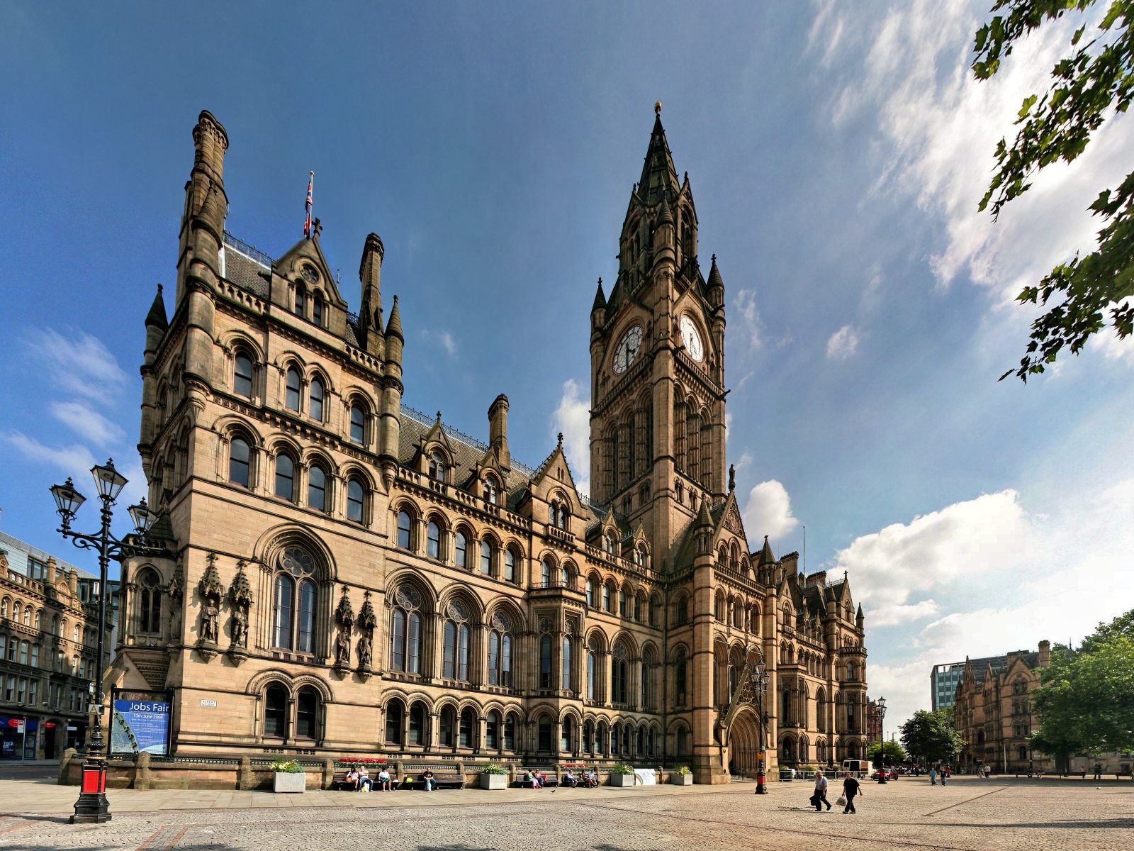 Manchester Town Hall, ein Muss in der Stadt Manchester, betrachtet - 20 Albert Square | Secret World Trip Planner