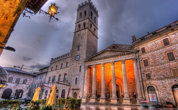 Palazzo del Capitano ਵਿਚ ਅਸੀਜ਼ੀ ਦੇ ਮੁੱਖ ਵਰਗ - Assisi | Secret World Trip Planner