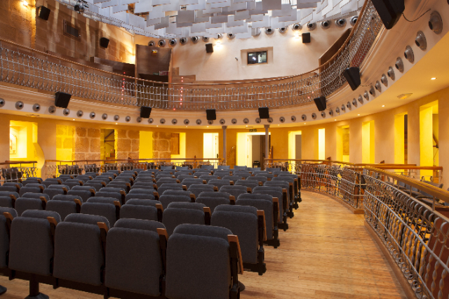 Theater Spanien - Santa Eulària des Riu | Secret World Trip Planner