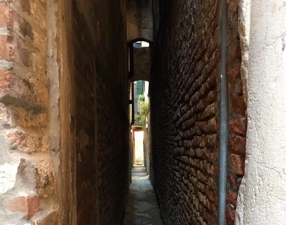 Calle Varisco: the narrowest street in Venice - Venezia | Secret World Trip Planner