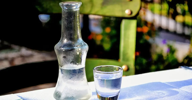 L'ouzo, un'icona della cultura greca — Athina