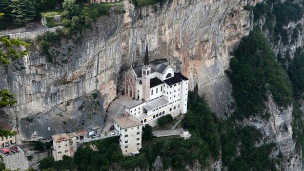 Das Heiligtum der Madonna della Corona - Santuario della Madonna della Corona | Secret World Trip Planner