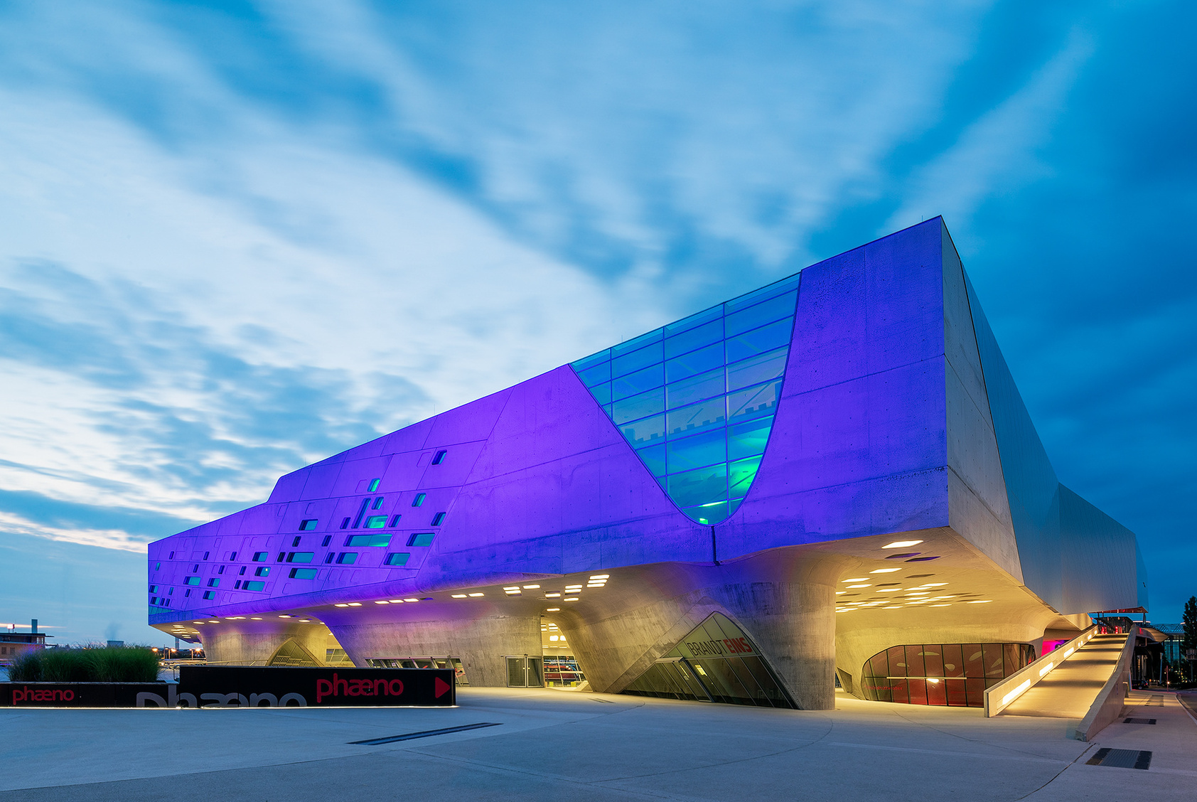 Zaha Hadid: Phaeno Wissenschaftszentrum — Wolfsburg