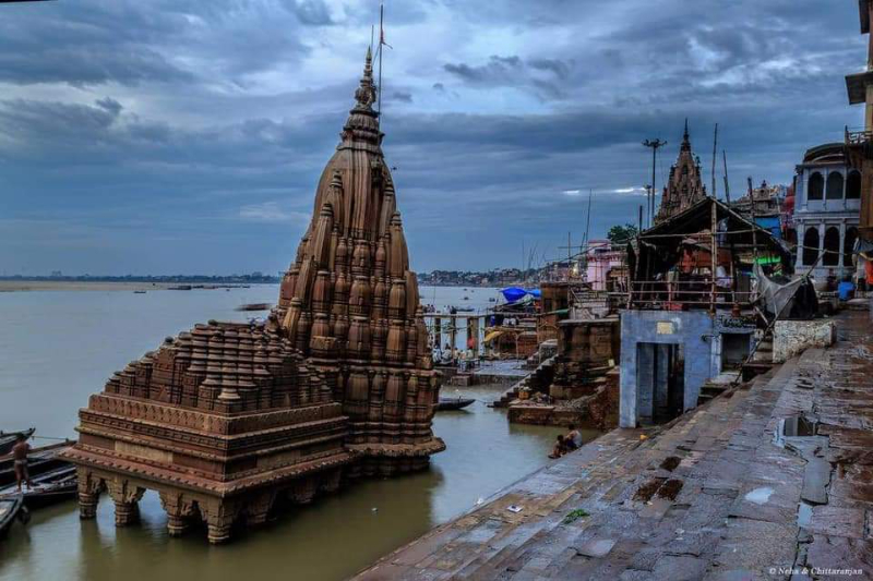 Ratneshwar Mahadev, der schiefe Tempel von Varanasi - Dayal Mahuva | Secret World Trip Planner