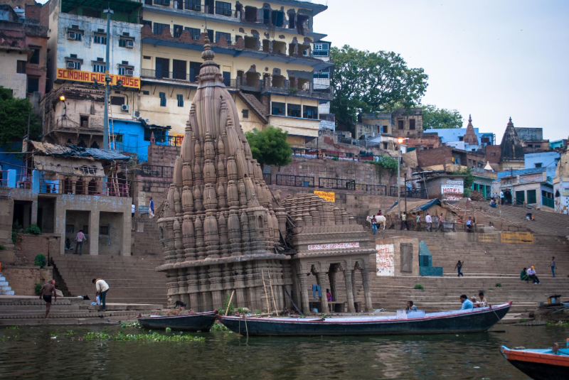 Ratneshwar Mahadev, der schiefe Tempel von Varanasi - Dayal Mahuva | Secret World Trip Planner