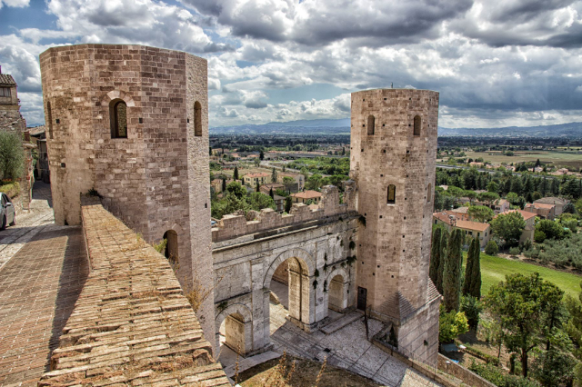 Atardecer na Porta Venere - Spello | Secret World Trip Planner