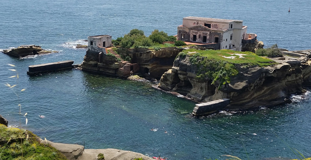 ਗਾਇਓਲਾ ਦੇ ਸਰਾਪਿਤ ਟਾਪੂ ਦੀ ਅਜੀਬ ਕਹਾਣੀ - Napoli | Secret World Trip Planner