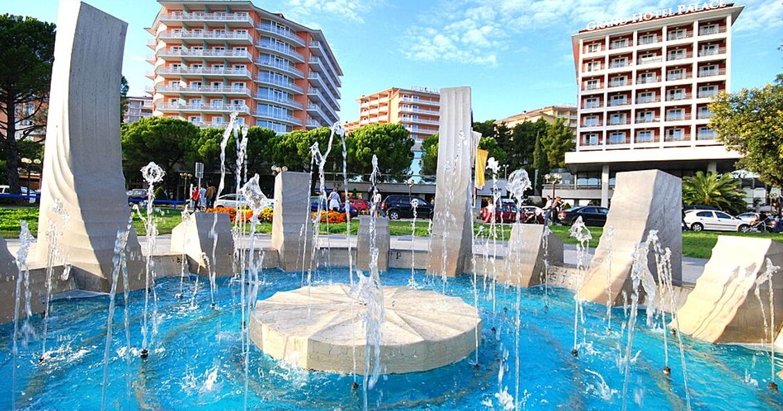 Fountain - Monument to the Fallen Sailors — Portorose