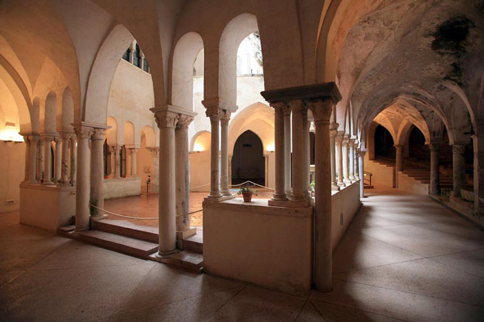 Abtei der Heiligen Dreifaltigkeit: ein Juwel - Corpo di Cava | Secret World Trip Planner