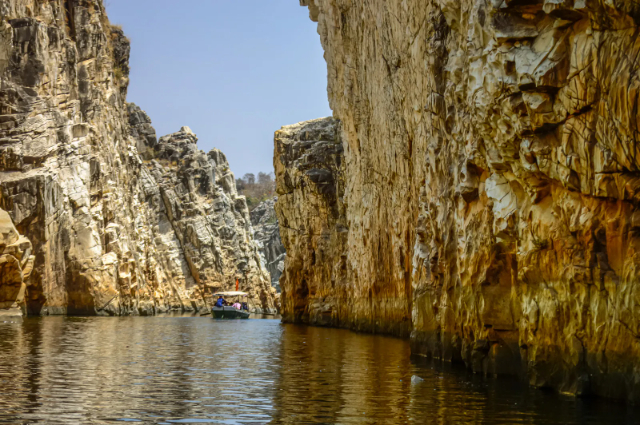  Die Marmor-Felsschluchten in Jabalpur — Bhedaghat