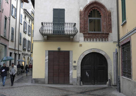 Das berühmte Fenster der Casa Perabo in Varese - Varese | Secret World Trip Planner