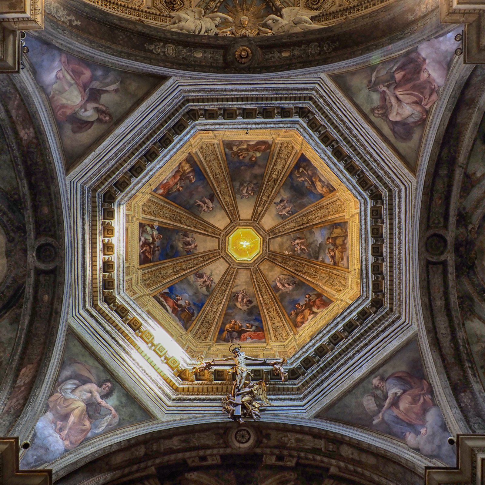 Die Basilika von San Vittore bildet mit dem Glockenturm und dem Baptisterium - Varese | Secret World Trip Planner