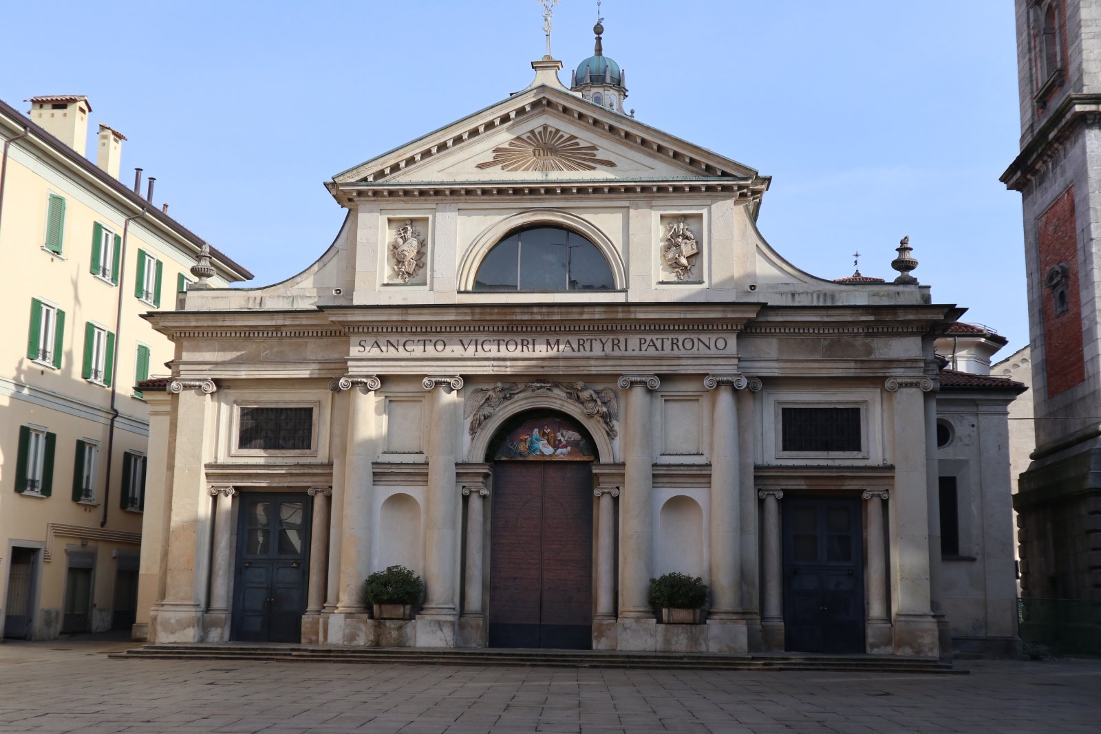 Die Basilika von San Vittore bildet mit dem Glockenturm und dem Baptisterium - Varese | Secret World Trip Planner