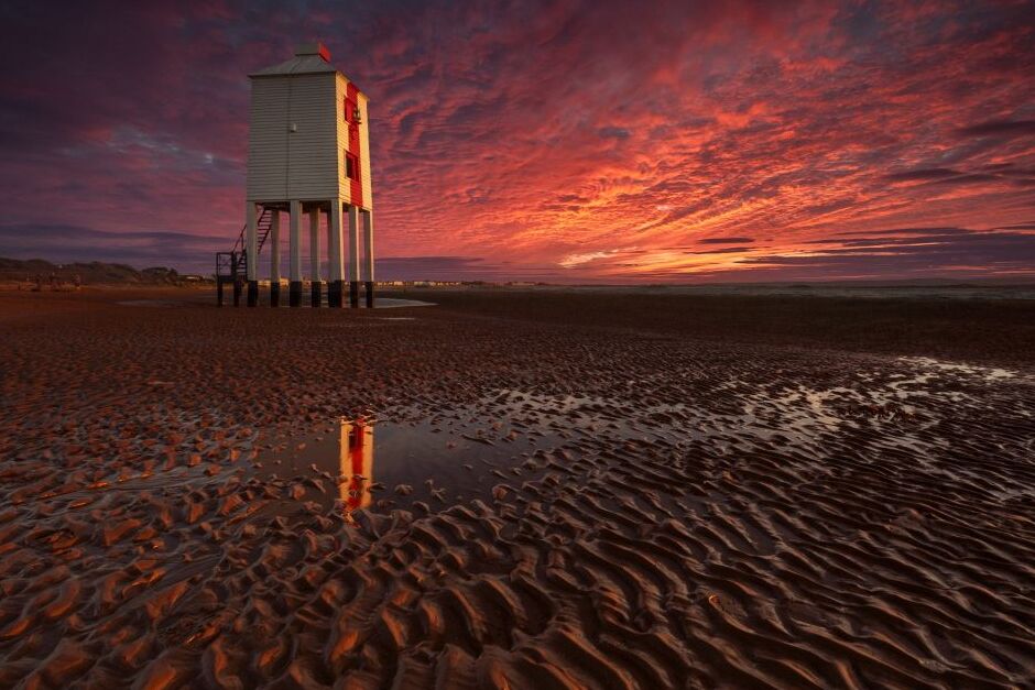 Niedriger Leuchtturm in Burnham-on-Sea, England — River Parrett