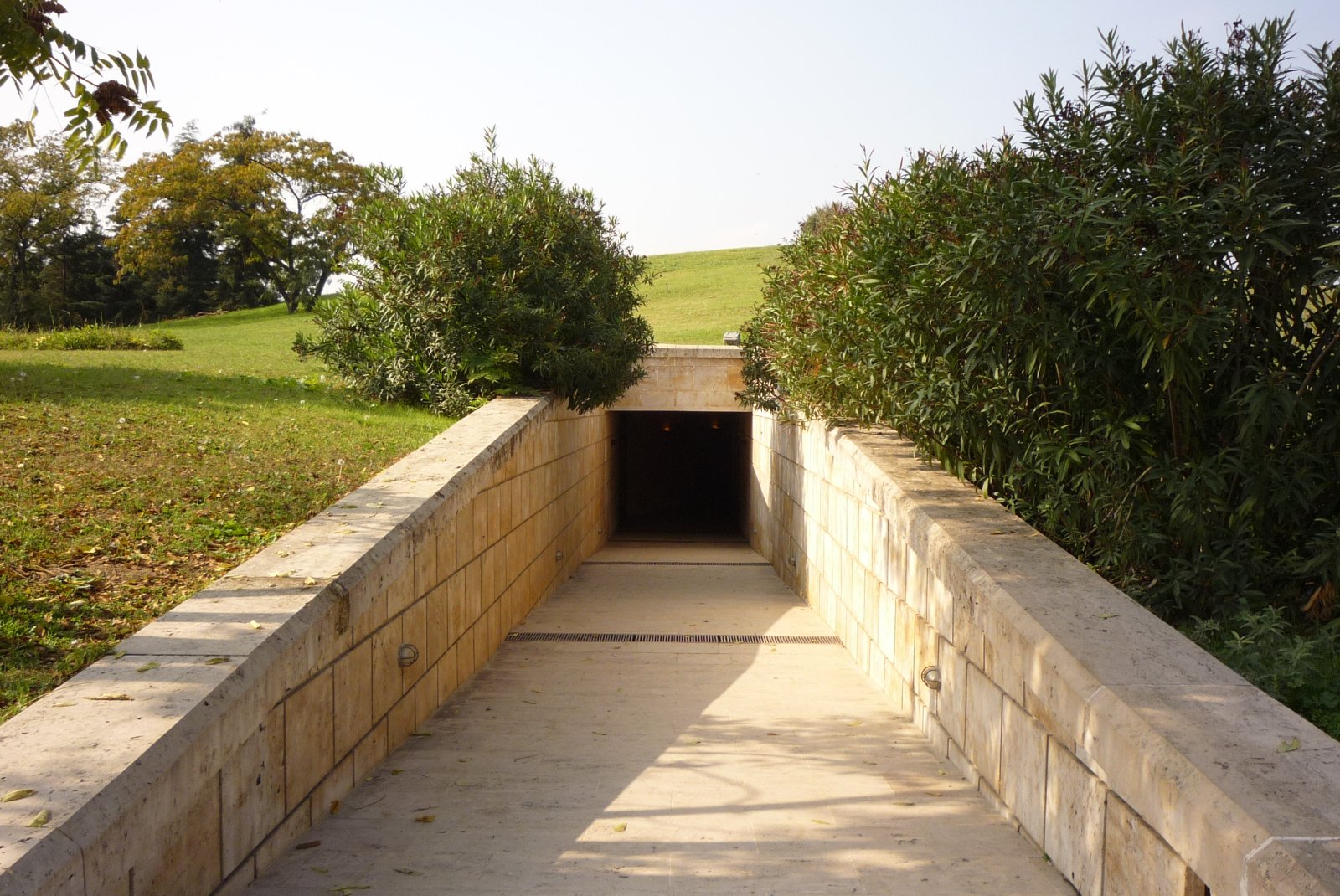 The mirror of Eros in Vergina - Verghina | Secret World Trip Planner