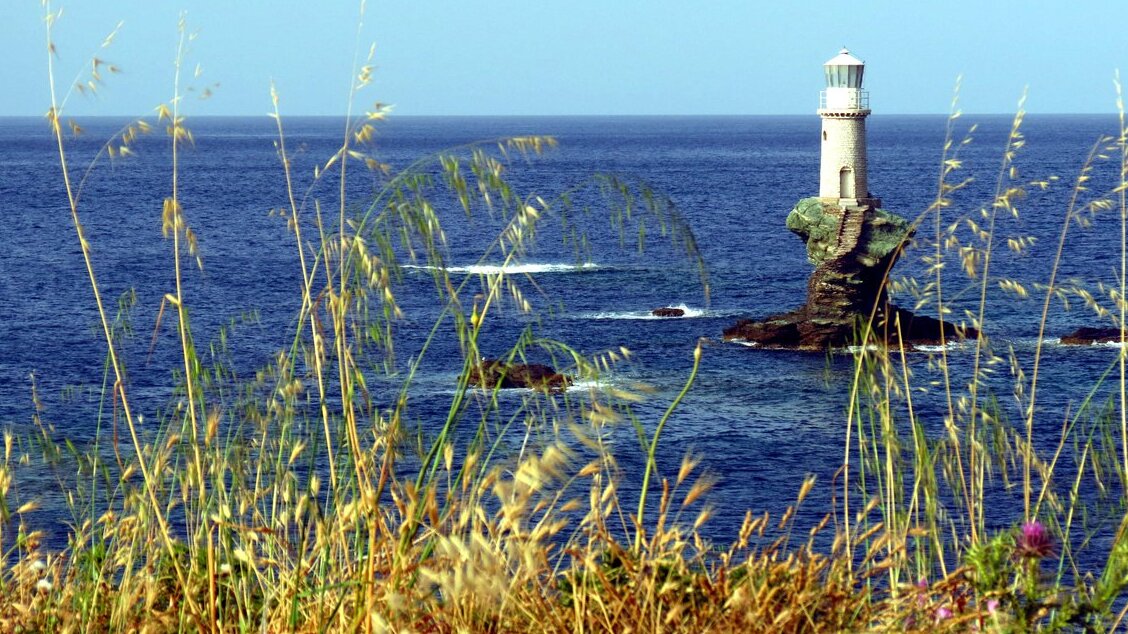 Tourlitis-Leuchtturm, erster automatischer Leuchtturm in Griechenland — Mar Egeo