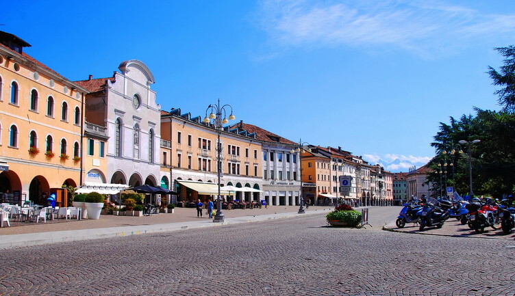 Belluno and its heart: Piazza dei Martiri - Belluno | Secret World Trip Planner