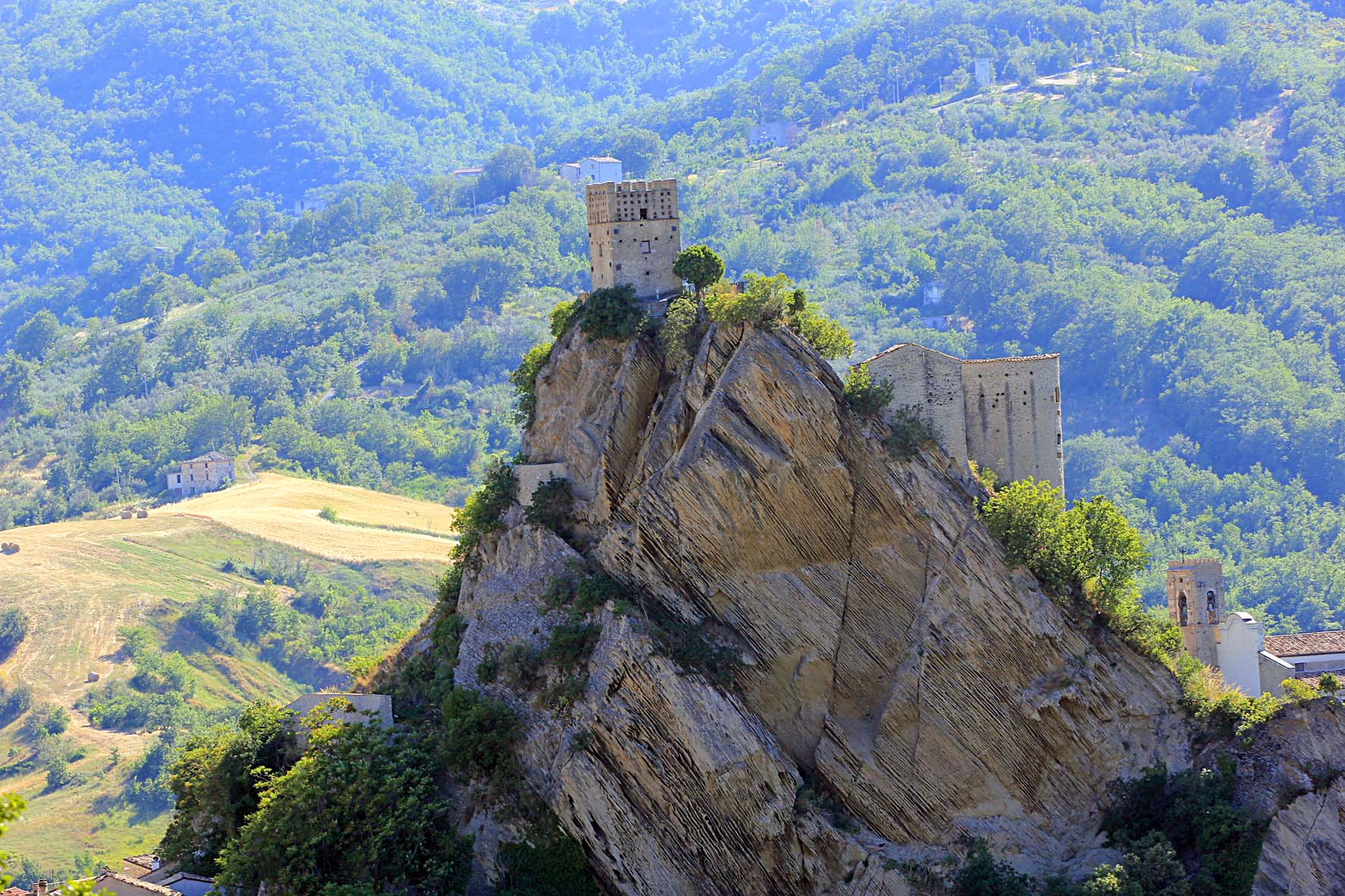Abruzzen: Schloss von Roccascalegna - Roccascalegna | Secret World Trip Planner