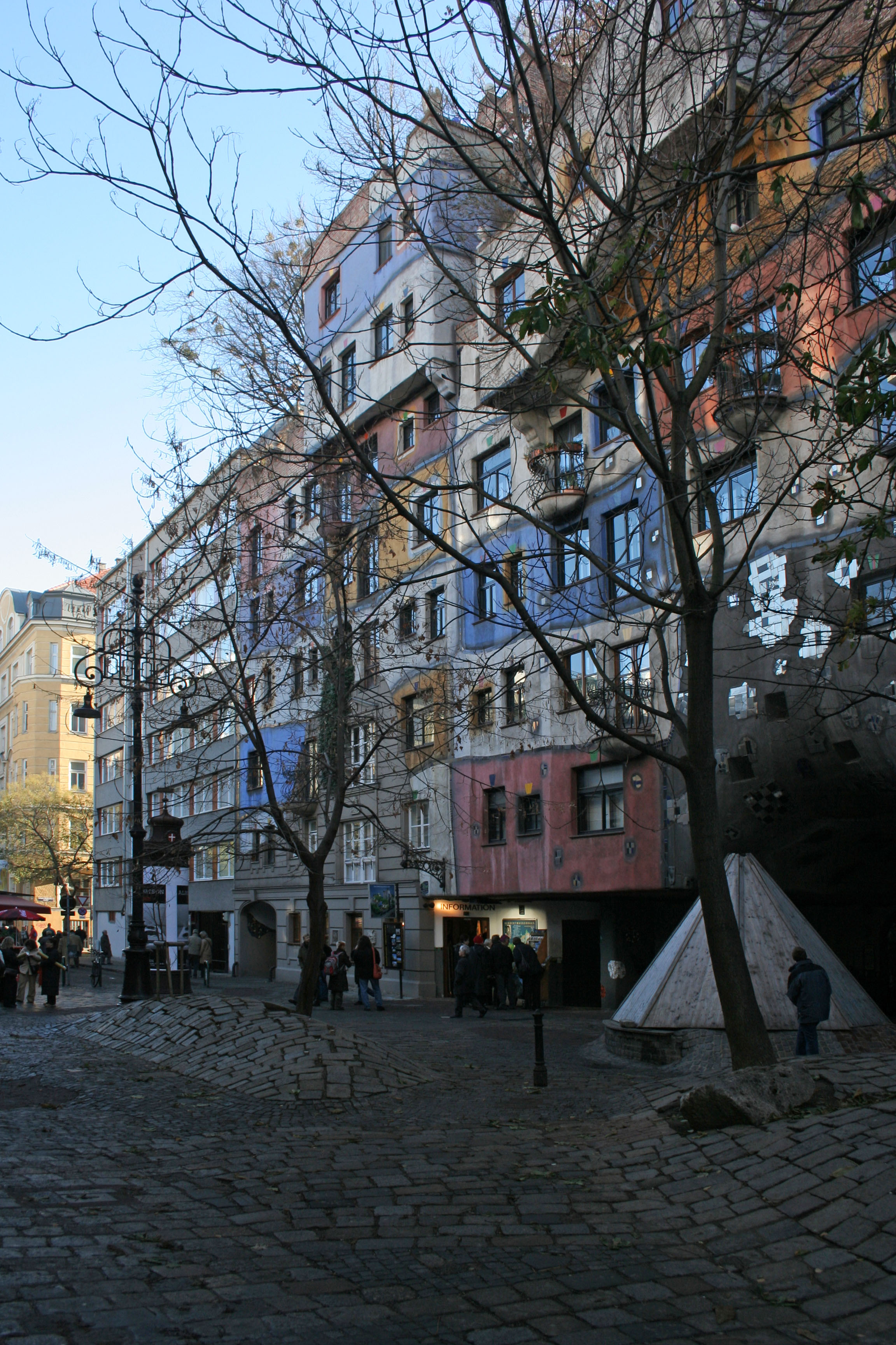 Hundertwasserhaus, Das farbige Gebäude - Wien | Secret World Trip Planner