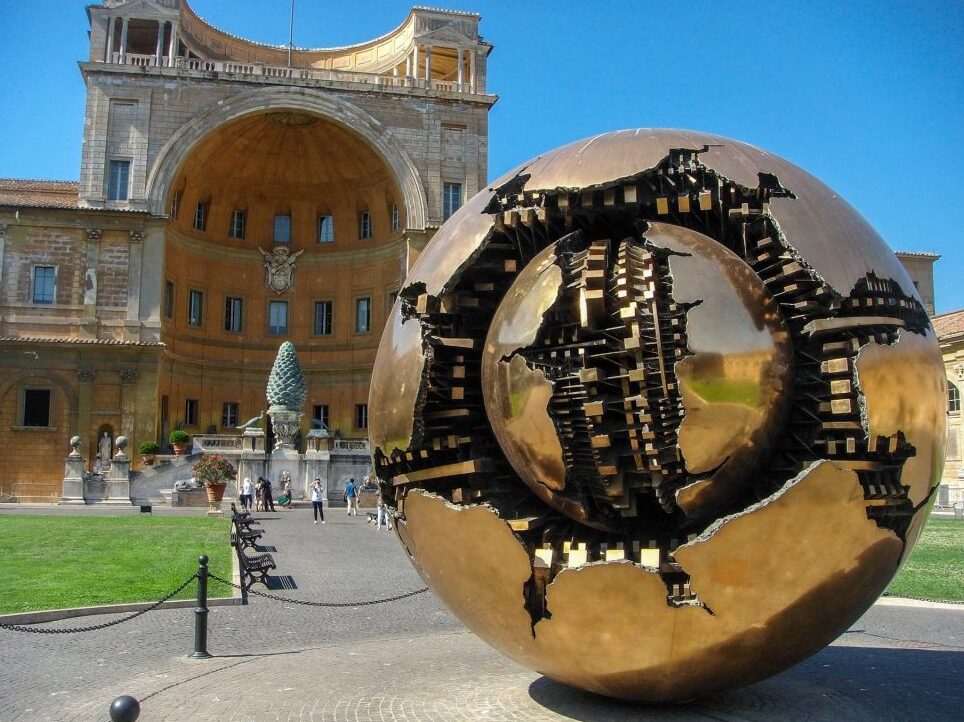 Esfera dentro de una esfera de Pomodoro - Città del Vaticano | Secret World Trip Planner
