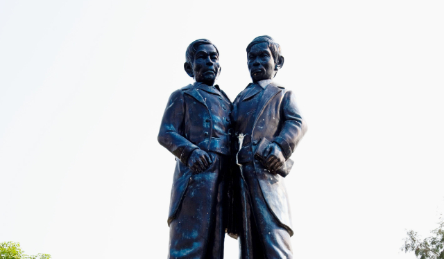 Chang und Eng Gedenkstatue - Distretto di Mueang Samut Songkhram | Secret World Trip Planner