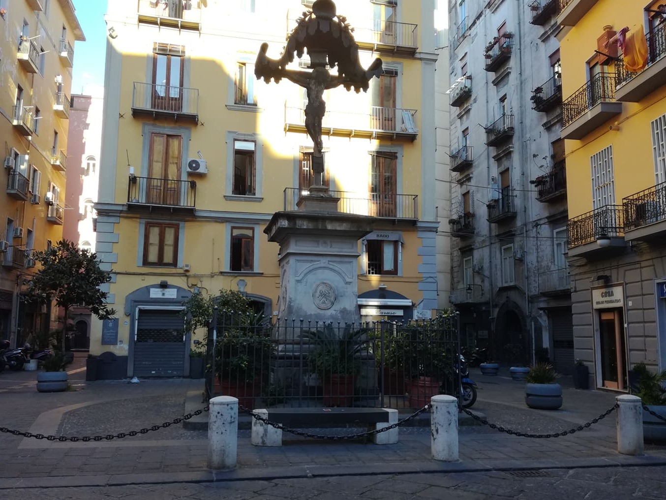 คนไม้ crucifix ของ Borgo Orefici - Napoli | Secret World Trip Planner