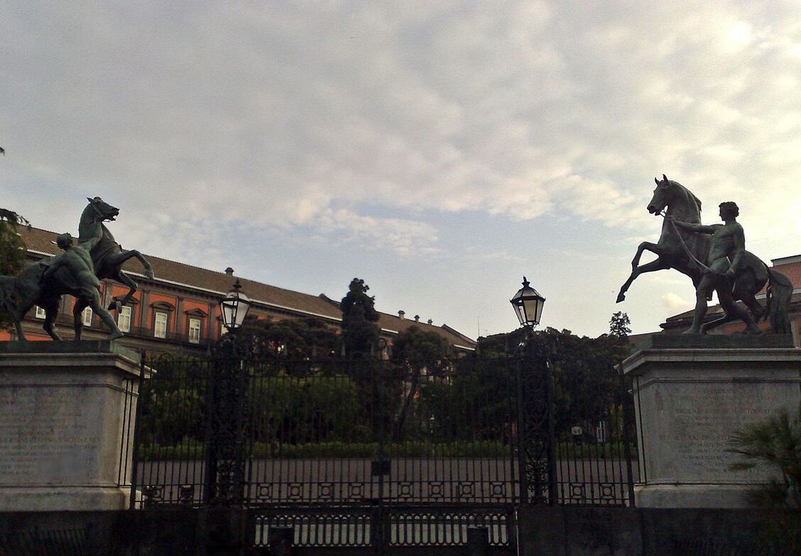 Palafrenieri დაიცავენ ბაღები Palazzo Reale - Napoli | Secret World Trip Planner