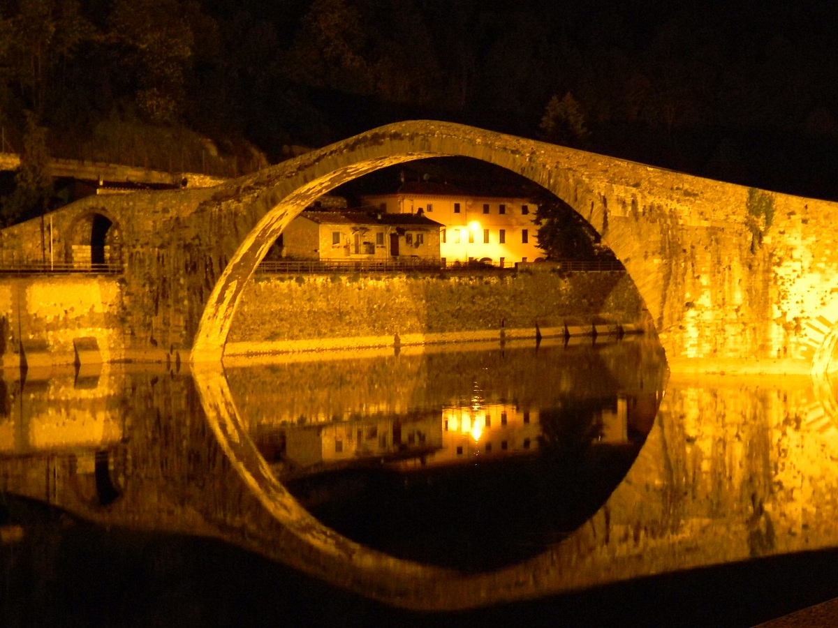 Ponte del Diavolo arba della Maddalena tiltas, - Borgo a Mozzano | Secret World Trip Planner