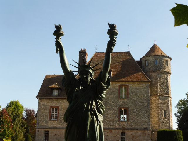 Dalis Freiheitsstatue - Vascœuil | Secret World Trip Planner