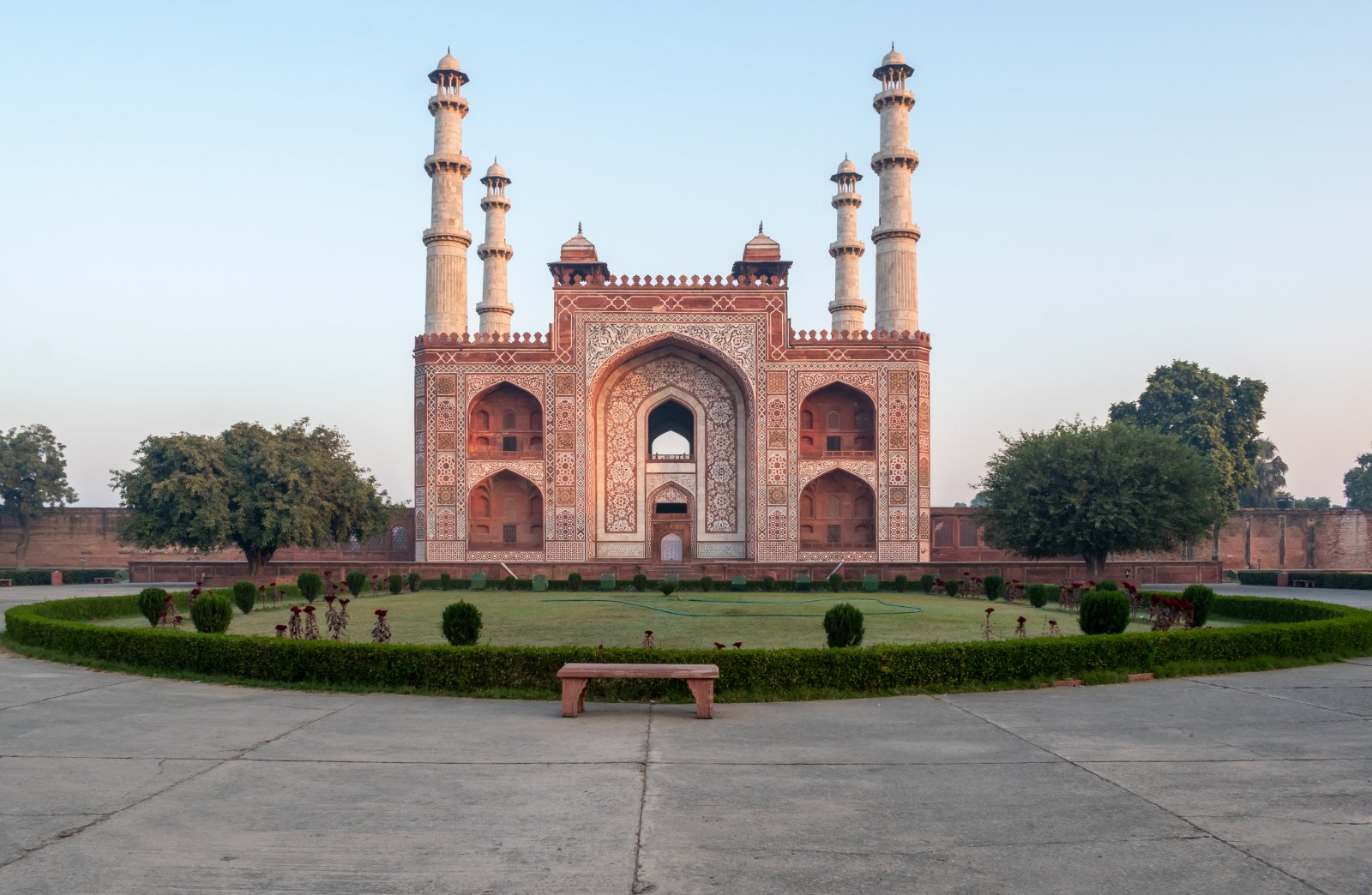 Grabmal von Akbar dem Großen - Agra | Secret World Trip Planner