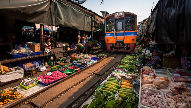 Maeklong Railway Market — แม่กลอง