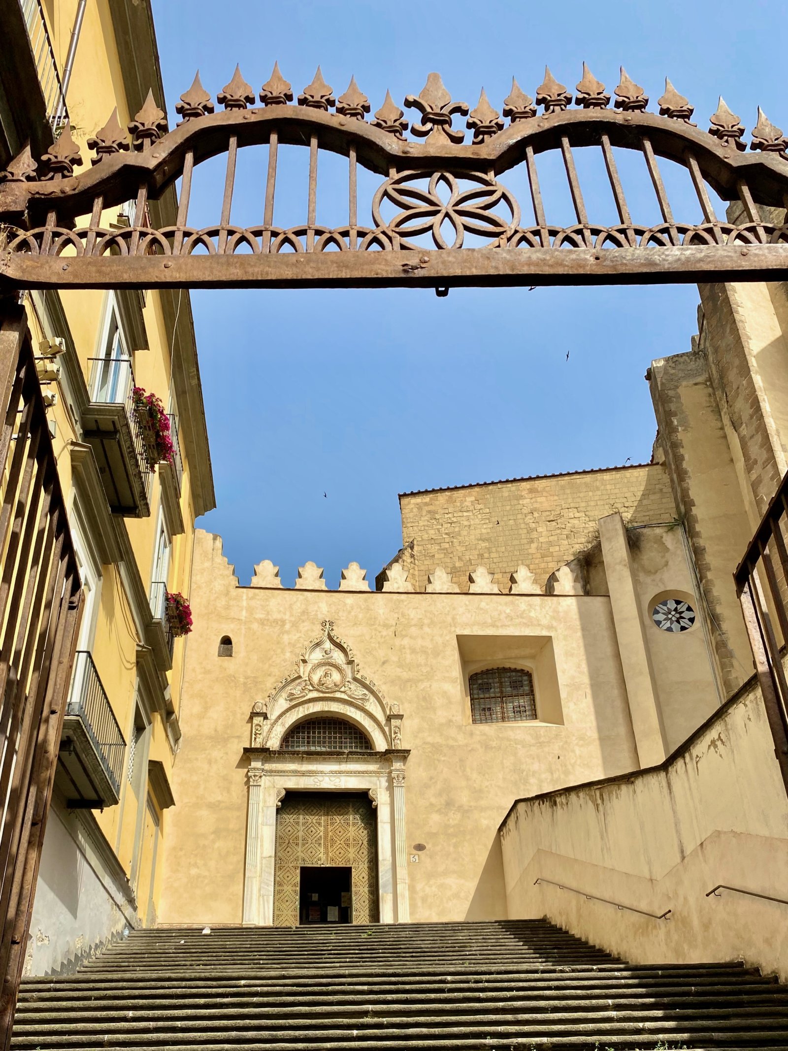 San Domenico Maggiore మరియు అరగోనిస్ తోరణాలు - Napoli | Secret World Trip Planner