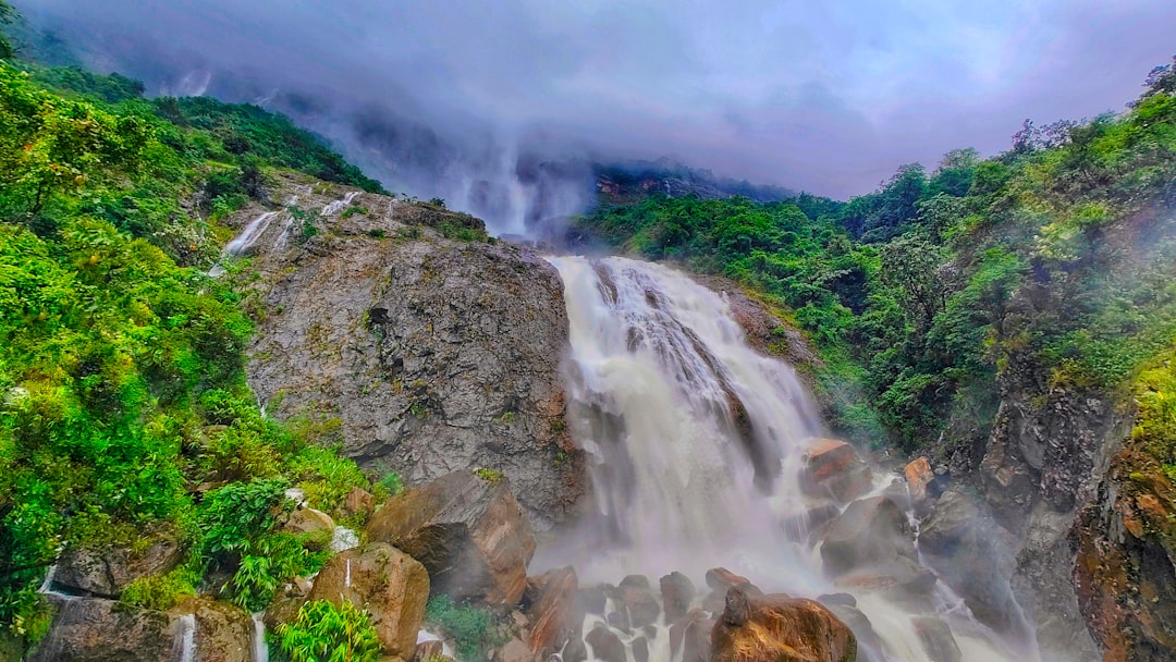 Kynrem Falls, der 7. höchste Wasserfall Indiens - Cherrapunjee | Secret World Trip Planner