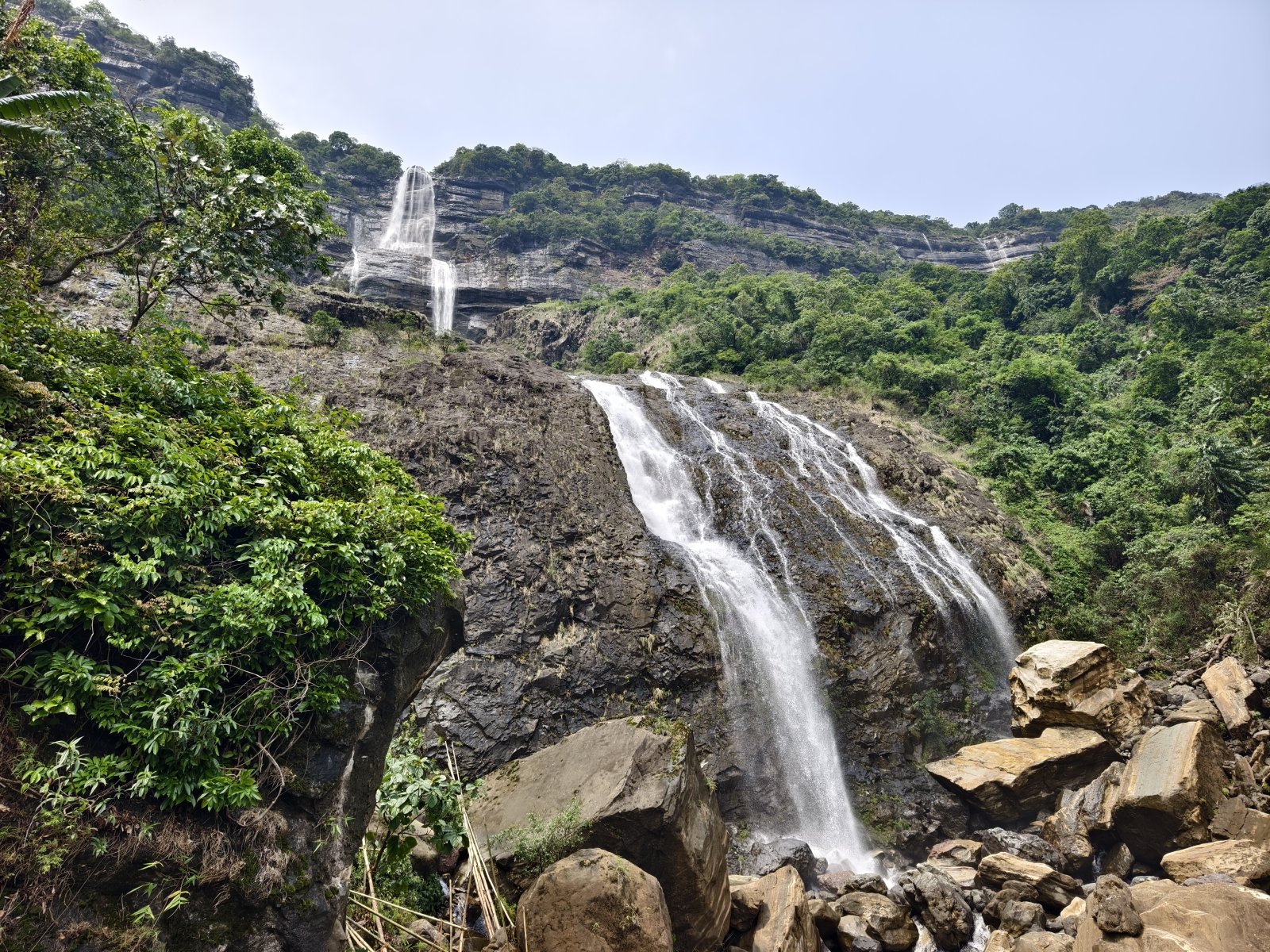 Kynrem Falls, der 7. höchste Wasserfall Indiens - Cherrapunjee | Secret World Trip Planner