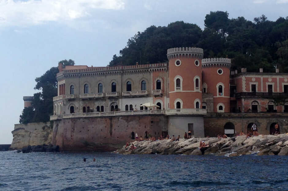 Palazzo Palladini von Un posto al sole - Napoli | Secret World Trip Planner