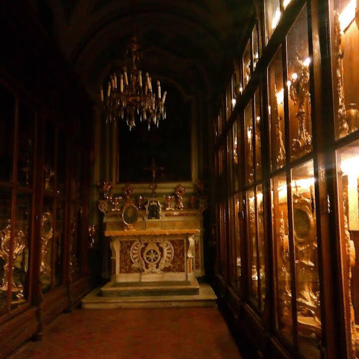 Katelu ampoule San Gennaro - Napoli | Secret World Trip Planner