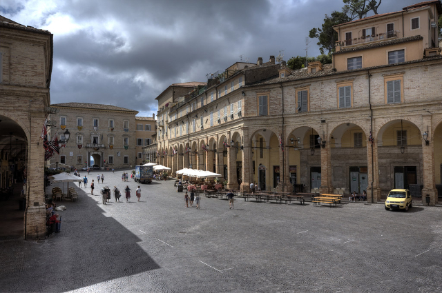 پیزا ڈیل پوپولو - Fermo | Secret World Trip Planner