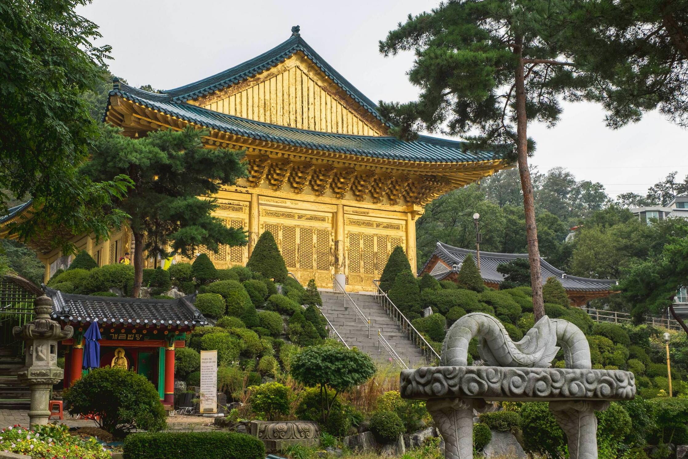Suguksa-Tempel, der einzige goldene Tempel in Korea — Galhyeon-dong