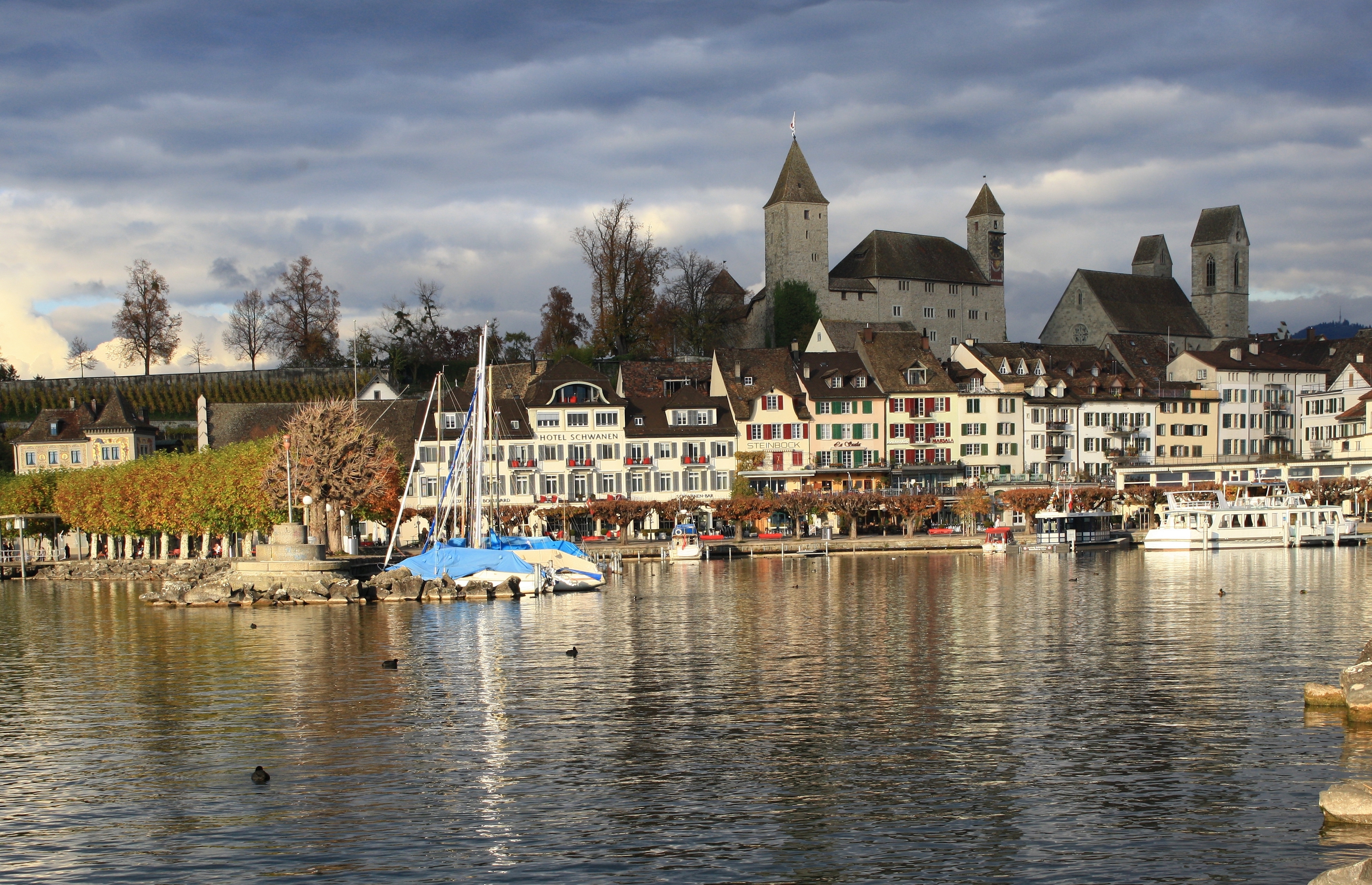 Umgeben vom Zürichsee, die Altstadt von Rapperswil — Rapperswil-Jona