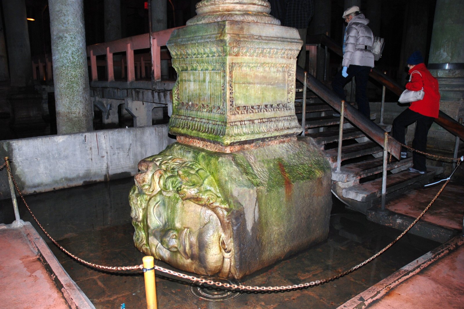Istanbul:Die Zisternenbasilika - Yerebatan Cd. 1/3 | Secret World Trip Planner