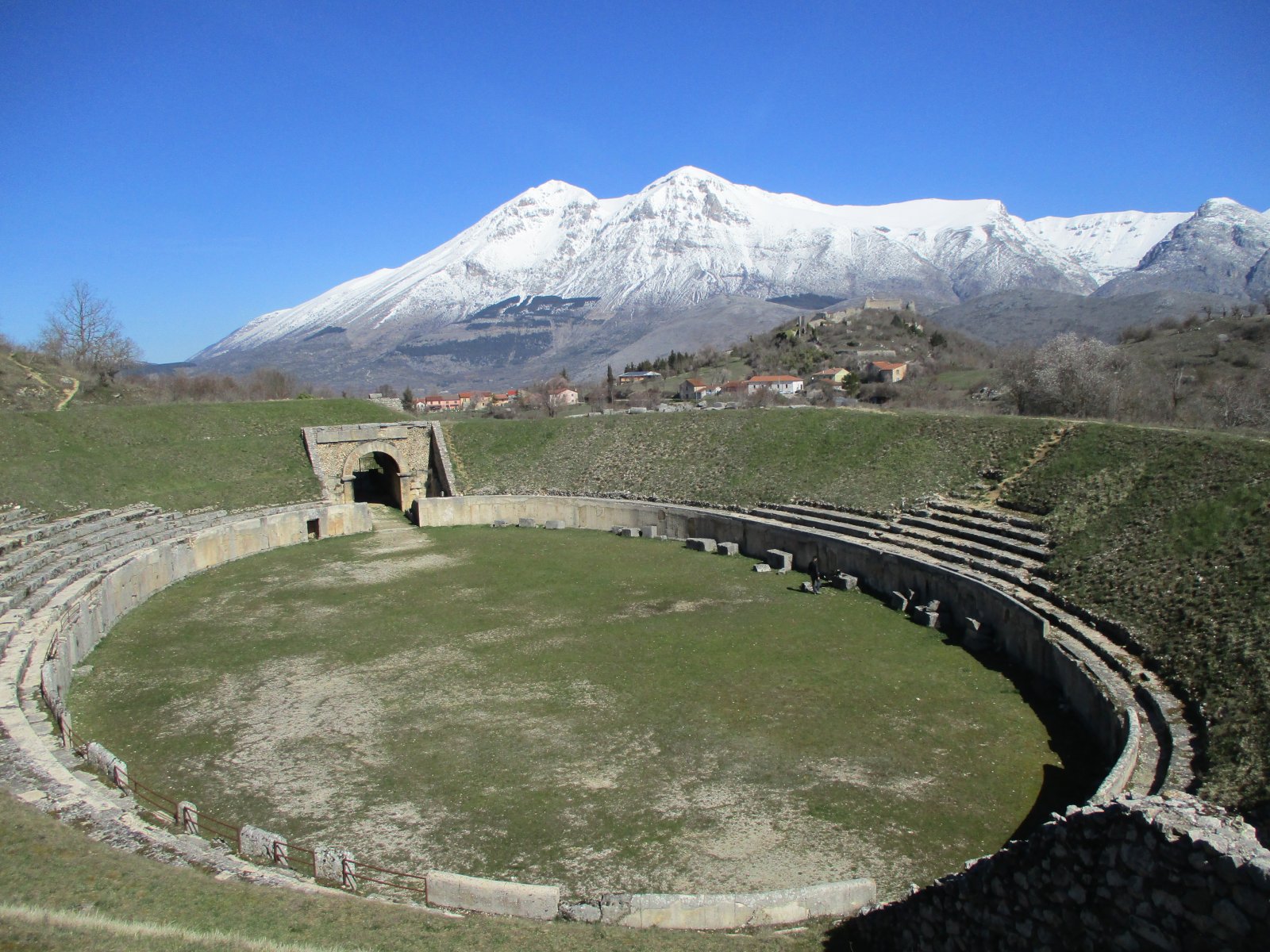 Die antike lateinische Kolonie Alba Fucens - Via Alba Fucens | Secret World Trip Planner