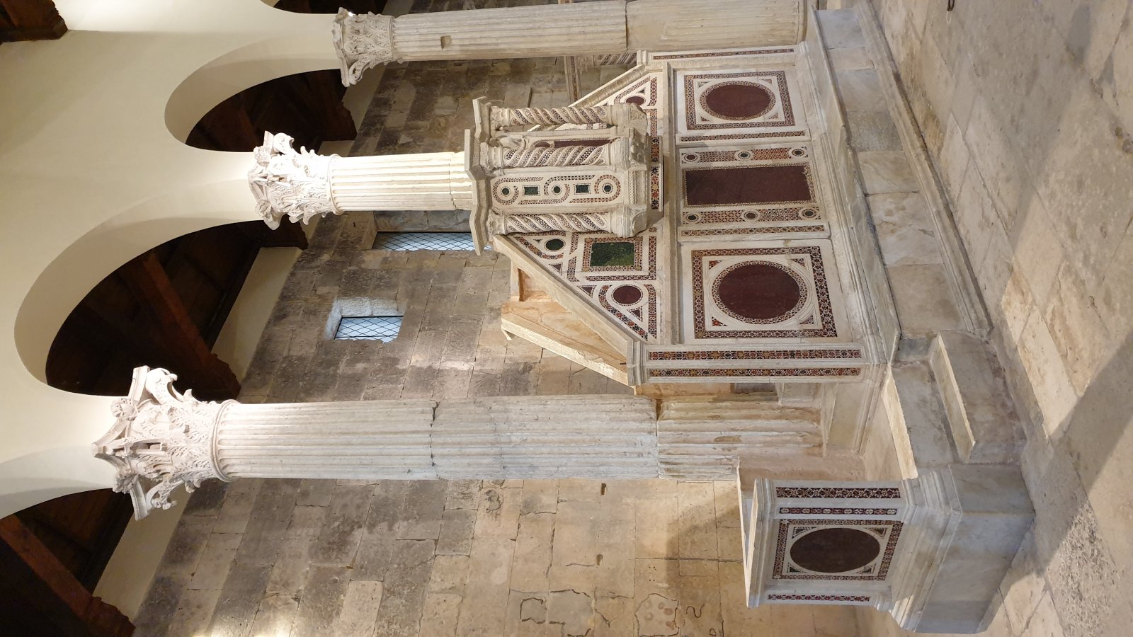 Kirkjan San Pietro í Albe - Massa D'Albe | Secret World Trip Planner