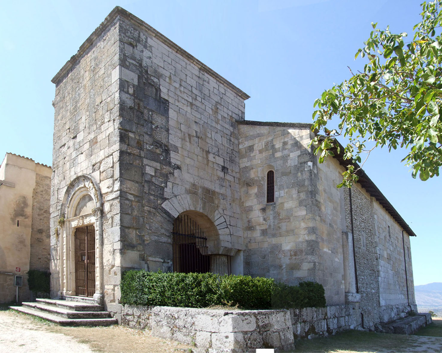 Kirkjan San Pietro í Albe - Massa D'Albe | Secret World Trip Planner