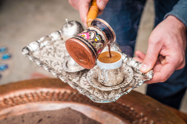 Sorseggiando il caffè greco: Una tazza di tradizione e protesta — Athens