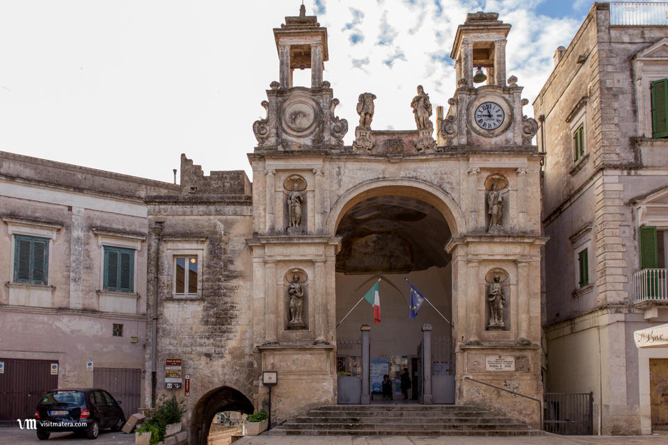 Piazza Del Sedile: La Sala d'Estar De Matera - Matera | Secret World Trip Planner