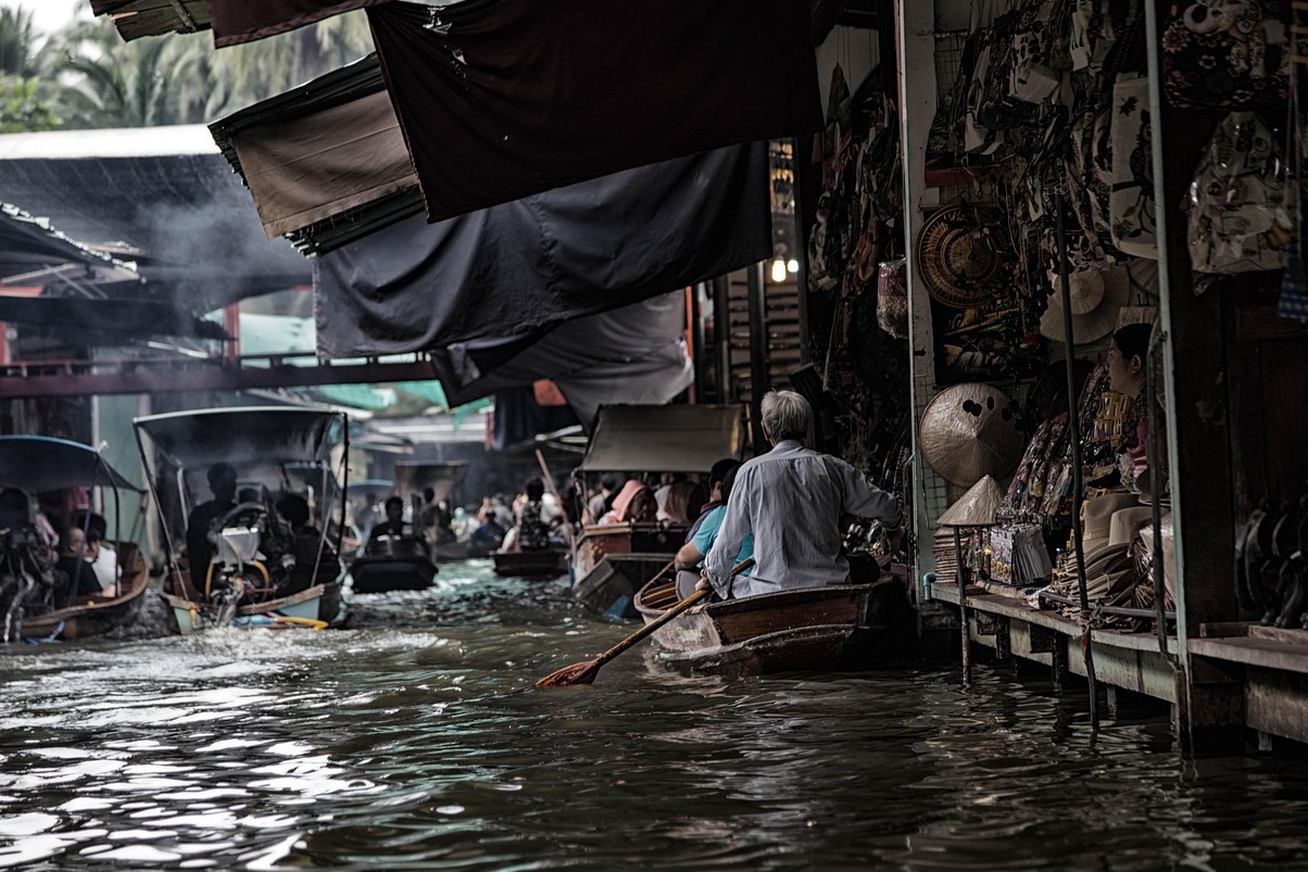 The floating market of Damnoen Saduak - Damnoen Saduak | Secret World Trip Planner